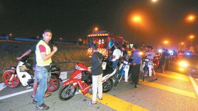 来自武吉安曼警察总部及柔州交警周五深夜展开联合取缔行动，成功逮捕10名涉及飙车党活动的少年。（照片由警方提供）