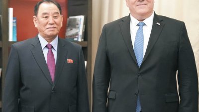 朝鲜劳动党副委员长金英哲（左）周五在华盛顿一家酒店内与美国国务卿蓬佩奥（右）会面后，再到白宫与特朗普会面。