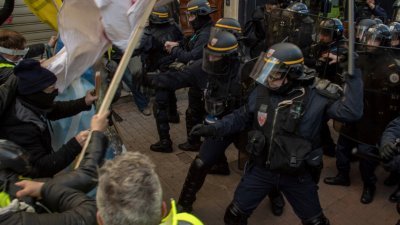 巴黎的黄背心游行大致平和，但在法国南部城市马赛，有抗议者与警方发生肢体冲突 。