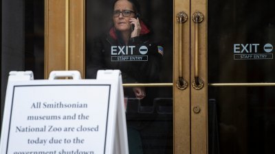 美国政府停摆进入30天，位于华盛顿的史密森尼博物馆仍就闭门无法接待访客，馆内的政府员工满脸愁容的在讲著电话。