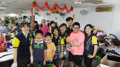 马来西亚生命线协会旗下爱心特工组，周一邀公众一同到同心乐龄关怀中心进行大扫除，并且简单装饰一番，当天聚集了逾30人。 （摄影：徐慧美）