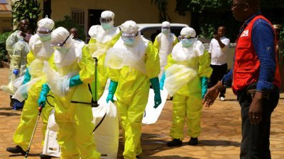 根据世卫组织列出今年的健康十大威胁，包括流感大爆发。这是防疫人员早前到刚果民主共和国北基伍省贝尼镇附近，参加埃博拉病毒培训时穿著防护服。 