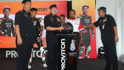 吉隆坡交通调查及执法组主任祖基菲里（左起）、玛兹兰及比利为“安全行动14”进行推介礼。
