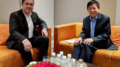 陆兆福（左）及许文远周三下午在新加坡会面，针对马新交通课题进行商议。