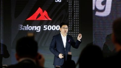 华为消费者业务首席执行员余承东，周四在北京举行的发布会上，介绍5G调制解调器巴龙5000。