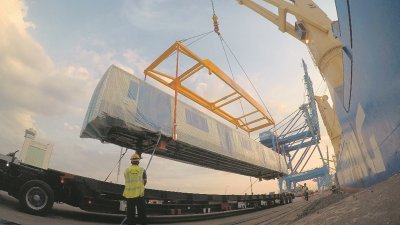 第二捷运计划的列车车厢目前已抵达大马巴生港口西港，随后全部将被移送至位于乌雪叻思的工厂，以组装成列车。