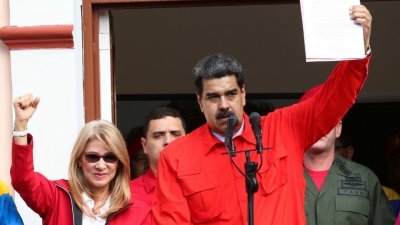 委内瑞拉人民推翻军事独裁61周年纪念日这天，马杜罗在总统府阳台上，向数以万计支持者发表讲话，指控美国政府尝试发动政变。站在马杜罗身旁的是其夫人弗洛雷斯。