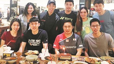 在周四度过40岁生日的日本羽球队混双教练颜伟德（前排右2），在雅加达与一众昔日弟子、大马球员一同庆祝。