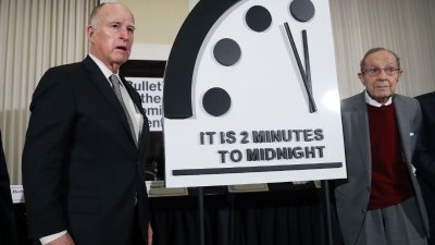 加利福尼亚州前州长布朗（左）和美国前国防部长佩里，在华盛顿的记者会上公布末日时钟，距离象征世界毁灭的午夜维持在2分钟。