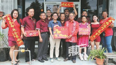 张锦昌（左5）带领柔佛州华人注册神庙联谊总会理事和会 员向《东方日报》新山办事处拜早年。左4为符诗玉。（摄影：刘维杰）