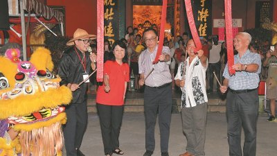 张吉安（左起）、黄玉珠、方贵伦、林亚平及李振光联合点燃炮竹，为《茨厂街.年味节》主持开幕仪式。