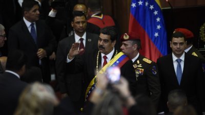 总统闹双包事件发生隔天，委内瑞拉总统马杜罗出席最高法院年度开幕式，他抵达时向在场人士示意。他坚持自己是合宪总统，而将反对派领袖瓜伊多称作“美国傀儡”。