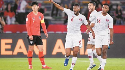 2022年世界杯东道主卡塔尔凭借中场哈蒂姆（左2）攻入全场唯一进球，在亚洲杯八强以1比0淘汰韩国；左为“太极虎”队长孙兴愍。
