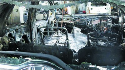 喷漆厂内等待喷漆的轿车，被严重烧毁。