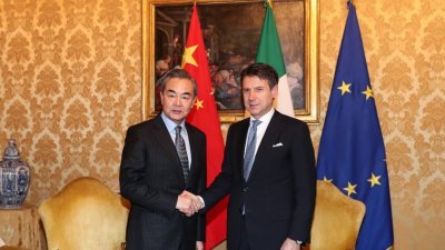 针对华为遭多国围堵一事，中国外交部长王毅（左）认为背后的政治意图。这是王毅与意大利总理孔特，在罗马总理府会晤。