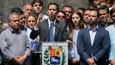 瓜伊多在首都加拉加斯玻利瓦尔广场发表演说。这是他两天前宣布自己为“临时总统”后，首次公开亮相。他回应总统马杜罗，不会参加其提议为解决危机的“假对话”。