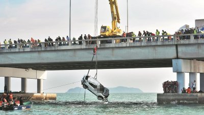 槟城大桥轿车坠海案，引起全国人民关注。