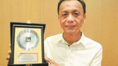 蔡宝君获槟岛市政厅颁发“长期服务奖”，他已服务了40年又6个月，还有20天就退休了。
