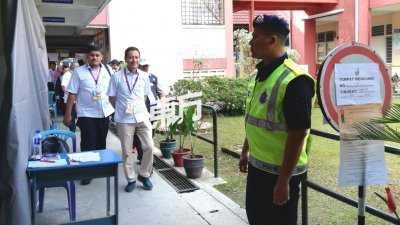 阿兹哈哈伦（左2）巡视碧兰璋的投票中心时，向媒体表示投票情况顺畅。