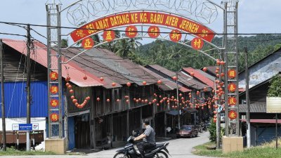 亚益仁耐新村是全国最大的海南村，至今已有逾110年历史，如今该村已经悬挂上满满的红灯灯笼，新年气息浓厚。