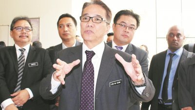 刘伟强（中）受访时，表示政府计划在怡保兴建一座新的 司法建筑，整个计划相信会在今年3月杪拍板。