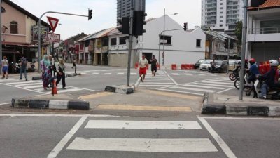 槟岛市政厅将在浮罗池滑十字路口上展开9项道路安全设施，当中包括重漆斑马线，以确保行人安全。