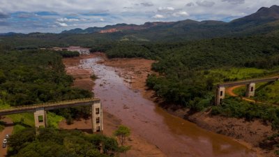 巴西米纳斯吉拉斯州于上周五，铁矿公司淡水河谷一座矿场的堤坝决堤，汹涌的山泥将铁路桥梁都拦腰冲毁。
