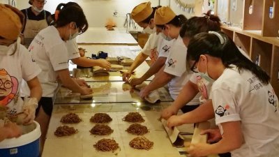 茶壶老爷义工团从周一至周四准备爱心餐，每月大约派送出6000份爱心餐。