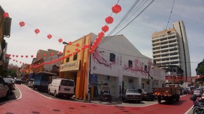 铺上红漆、画上梅花壁画后的芙蓉文化街，让人有焕然一新的感觉。