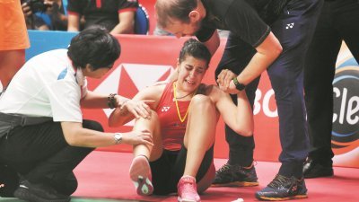 上周日在印尼羽球超级500赛（精英赛）女单决赛对垒印度猛女赛娜时，卡罗琳娜（中）不慎摔倒，最终含泪退赛；她在周一回到西班牙韦尔瓦接受检查后，被诊断出右膝前十字韧带断裂。