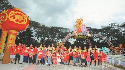 东禅寺主持觉诚法师（后排右9）与一众志工和仁嘉隆村的小孩们在主题灯“诸事吉祥”下恭祝各界新年快乐。