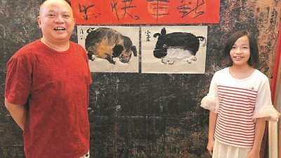郭佳安（左）及郭小柔绘制猪年画作贺年。