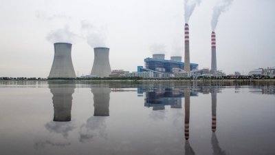 这是中国国家开发投资集团有限公司，位于河北省唐山市的发电厂。煤炭是世界上最脏的化石燃料，而中国是迄今为止世界上最大的煤炭生产国。