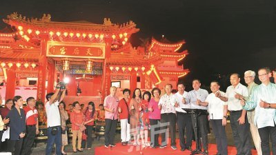 陆兆福（右5）主持天后宫亮灯仪，并与雪隆海南会馆众理事一同期盼来年会更好。（摄影：颜泉春）