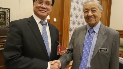 首相敦马哈迪医生（右）在首相署办公室与方天兴合影。