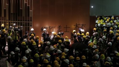 示威者冲入后大肆破坏设施，包括向立法会主席位置喷漆，并于墙身涂鸦，连香港区徽亦被喷黑。