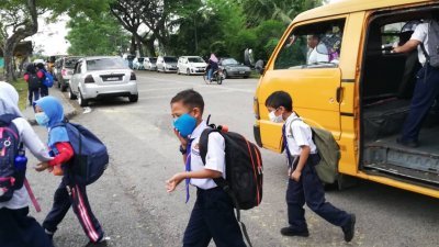 再传出有学生身体不适投报的克柏国小，下午班学生戴著口罩进入学校。
