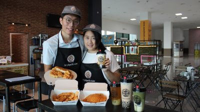 由刘振宇（左）及张艺馨创办的台湾小食品牌“赤猿”，主打台湾道地小食文化，尤其是奶茶与炸鸡排是“一套”的！