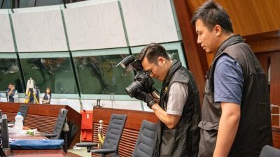 香港警方周三在面子书专页上载照片可见，警方主要在损毁最严重的会议厅搜证。