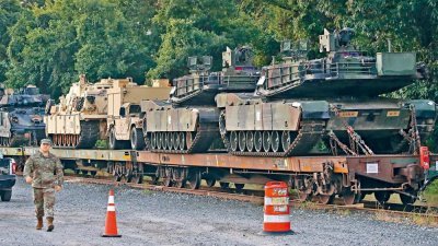 两辆M1A1艾布拉姆斯主战坦克及其他战车，周二停泊在华盛顿的一个铁路场。