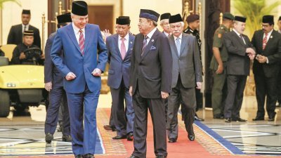 马来统治者召开第254次会议，霹雳州苏丹纳兹林沙（左）和雪州苏丹沙拉夫丁（右）有说有笑步入王宫。