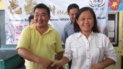 芙蓉芭蕾新村村长选举，2名候选人张洪铭（左）及范丽萍（右）一动一静的竞选，谁会胜出有赖村民们手中一票。