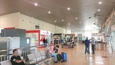 亚航班机取消往返槟城和甲州的航班，周四下午峇株安南国际机场显得冷清。