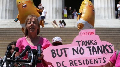 性别平权团体Code Pink周三在林肯纪念堂举行记者会，抗议总统特朗普骑劫国庆，还表示将在特朗普演讲时，让来自伦敦的“特朗普巨婴”气球升天。