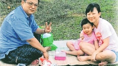 张锦兴（左）谋杀妻子及女儿，却企图以假字条指夫妻两人是要自杀。