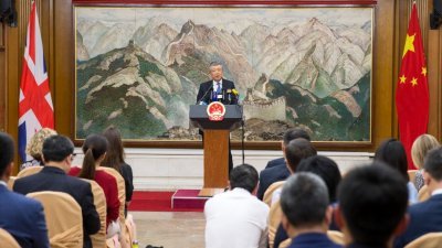 中国驻英大使刘晓明周三在伦敦的中外记者会上表示，英国似乎忘了香港不再是殖民地，并警告，英国正在干预中国内政，应该放手，不要再插手香港事务。