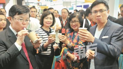 曹观友（左起）、国家经济行动委员会成员丹斯里拉菲达及黄志芳于周五下午出席2019年台湾形象展，并巡视展览厅。（摄影：蔡开国）