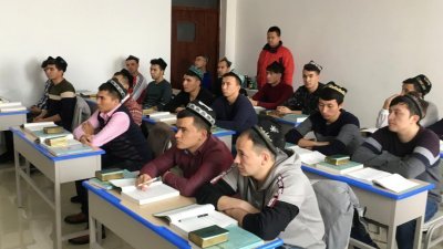 这是新疆伊斯兰教学院的学生，在课堂中认真听课。中国被指在新疆设置大量“再教育营”，侵害维吾尔族人等穆斯林的人权。但中国驳斥，那些是职业技能教育培训中心，目的是要帮助年轻人学习一技之长，亦是协助铲除极端主义。