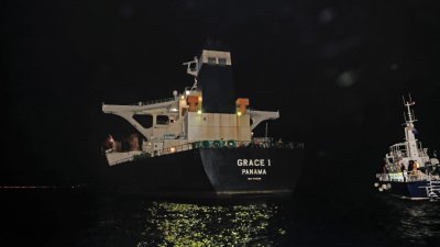 直布罗陀国防部发放照片显示，在巴拿马注册的“格雷斯1”号油轮，在直布罗陀海峡遭英国皇家海军和直布罗陀警方扣查。