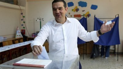 支持率岌岌可危的希腊总理齐普拉斯，周日在雅典投票时，信心满满地让媒体拍照。